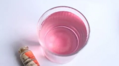 Jak přivést vůně kočkat moč z oblečení, bot, koberců nebo čalouněného nábytku